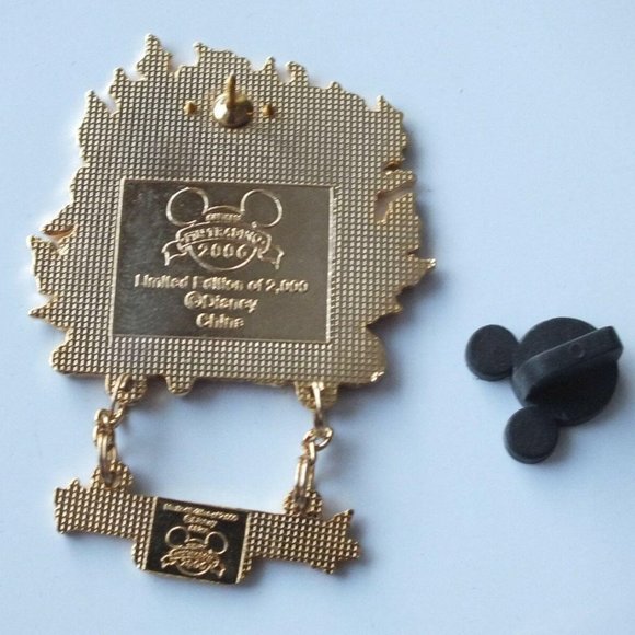 Disney Chip and Dale First Day of Autumn Disney World Collectible Pin From 2006 - Picture 2 of 5
